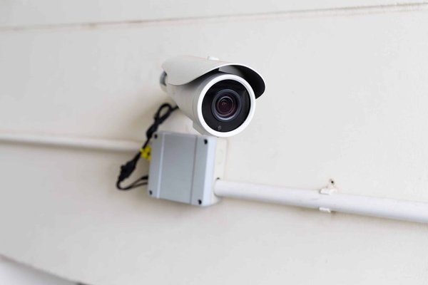 Quels sont les éléments essentiels d'un système de surveillance efficace pour un domicile ?